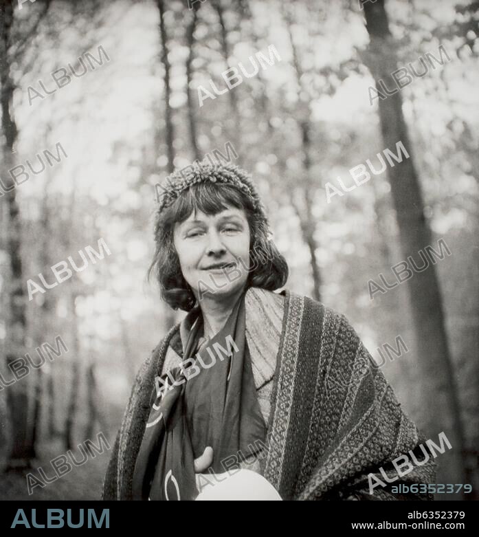 Elisa Breton; From 1945 wife of the writer André Breton; Vina del Mar (Chile) 25.4.1906 - Paris April 2000. Elisa Breton, her arm in a sling, a mask in her hand. Photo, April 1960, by Denise Bellon (1902-1999). From the series: André Breton and the group of Surrealists in the Désert de Retz.