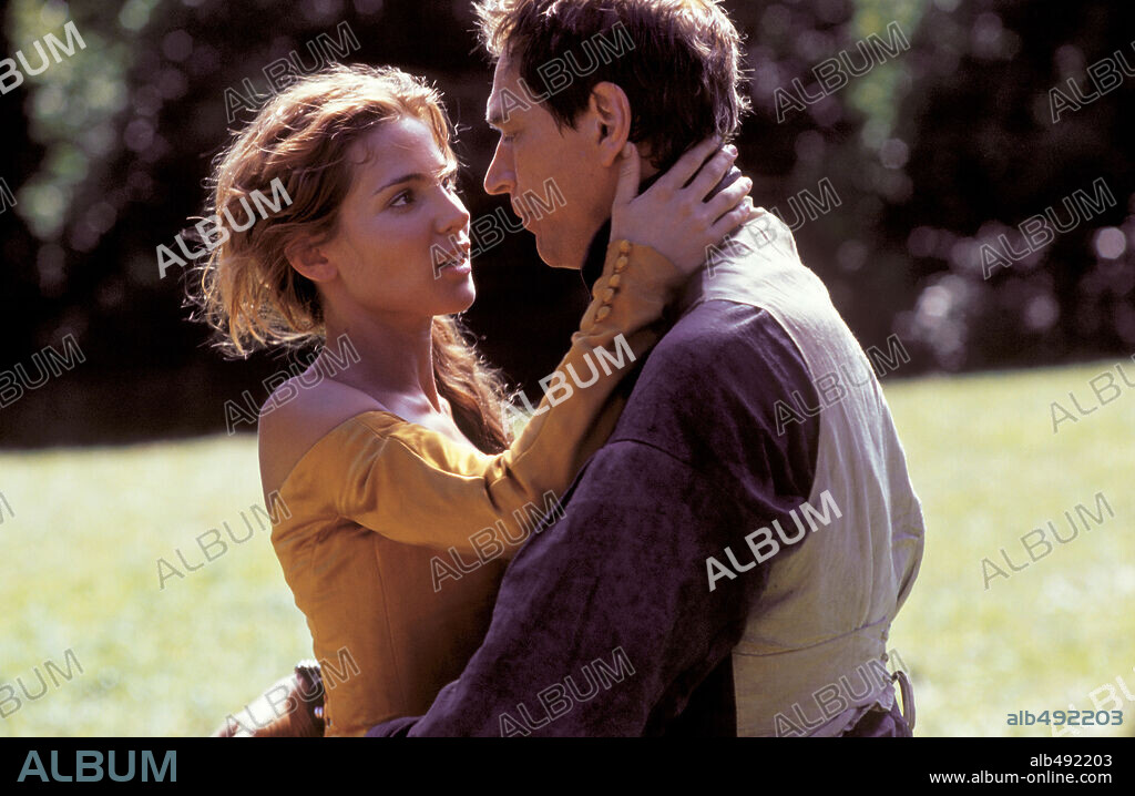 ELSA PATAKY y JULIAN SANDS en ROMASANTA, LA CAZA DE LA BESTIA, 2004, dirigida por PACO PLAZA. Copyright CASTELAO PRODICCIONES, S.A./FANTASTIC FACTORY (FILMAX).