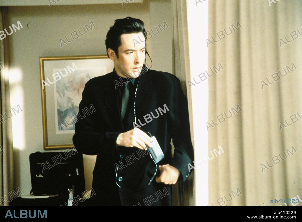 JOHN CUSACK en UN ASESINO ALGO ESPECIAL, 1997 (GROSSE POINTE BLANK), dirigida por GEORGE ARMITAGE. Copyright HOLLYWOOD PICTURES / GORDON, MELINDA SUE.