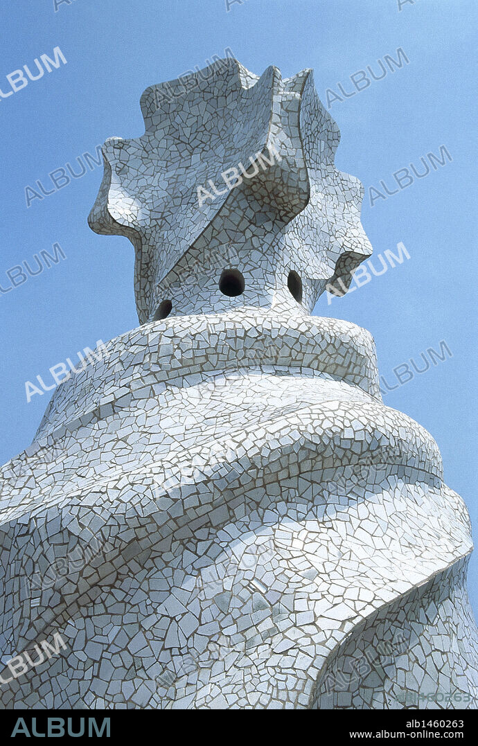 ARTE S. XIX. MODERNISMO. GAUDI, Antoni (Reus, 1852-Barcelona, 1926). Arquitecto catalán. LA PEDRERA o CASA MILA (1905-10). El más original de los edificios de Gaudí, equivalente a una escultura. Detalle de las SALIDAS DE ESCALERA revestidas de "TRENCADIS" y que resaltan por sus formas ondulantes. BARCELONA. Cataluña.
