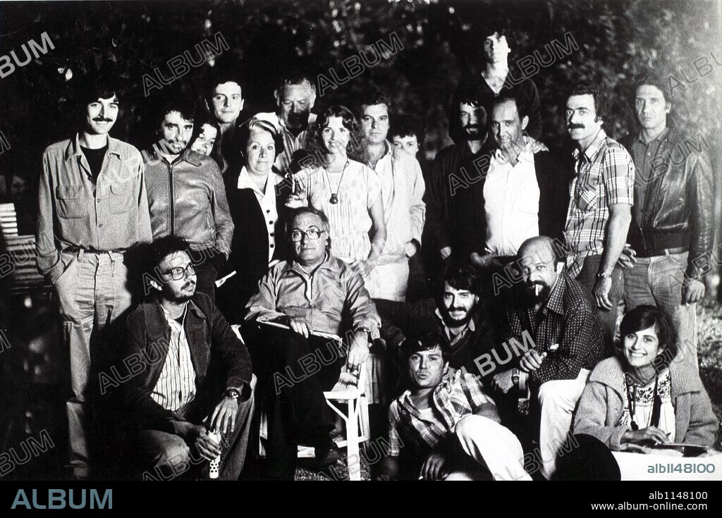El escritor español Juan Marsé posando junto al equipo de rodaje de "La muchacha de las bragas de oro" en 1980. En la imagen la actriz Victoria Abril, el director Vicente Aranda, la directora Rosa Vergés y el director de fotografía José Luis Alcaine.