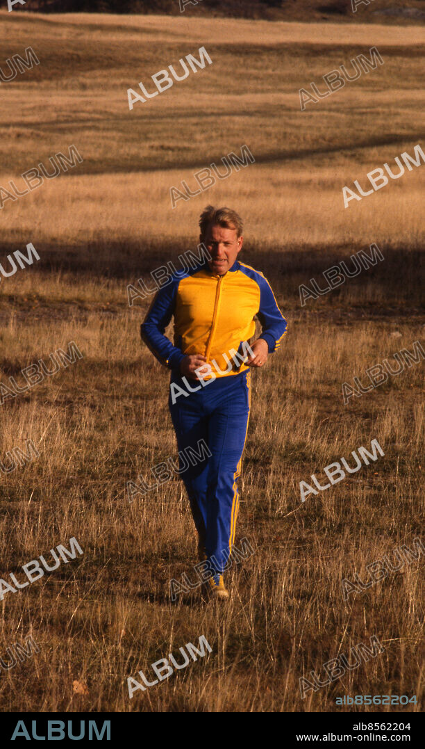 1971.. HÅLL DIG IGÅNG Sommaraktiviteter för alla från Erstaviksbadet. Programledare: Bengt Bedrup. Sänt första gången 1971-06-23 Träningsoveraller persons: BENGT BEDRUP sites: SVERIGE.