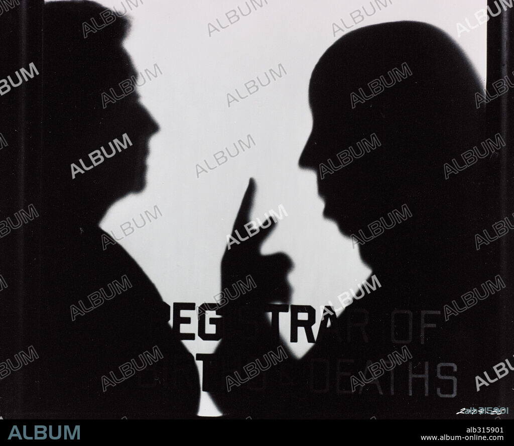 ALFRED HITCHCOCK en LA TRAMA, 1976 (FAMILY PLOT), dirigida por ALFRED HITCHCOCK. Copyright UNIVERSAL PICTURES.