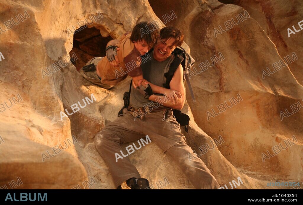BRENDAN FRASER y JOSH HUTCHERSON en VIAJE AL CENTRO DE LA TIERRA, 2008 (JOURNEY TO THE CENTER OF THE EARTH), dirigida por ERIC BREVIG. Copyright WALDEN MEDIA/NEW LINE CINEMA.