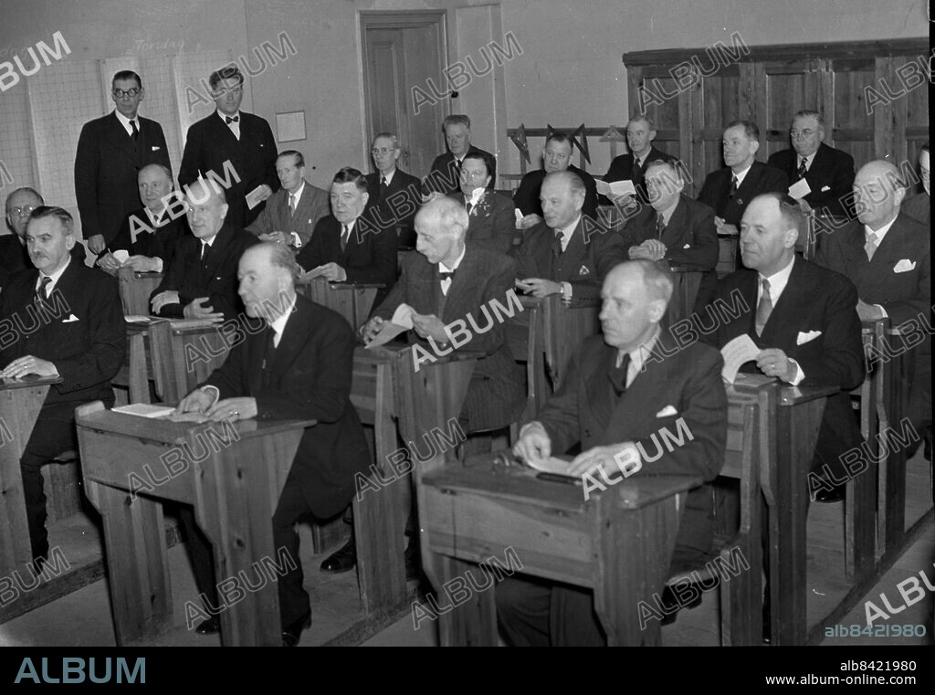 Göteborg 1943-11-07 - Äldre män sitter i skolbänkar *** Local Caption *** GT Låda 1943 -sep-okt-nov-dec. KAMERAREPORTAGE.