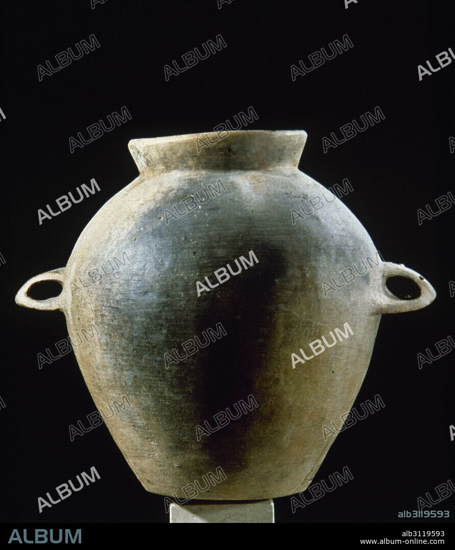 PREHISTORIA. CULTURA NURAGICA. ANFORA DE CERAMICA, fechada en los siglos VIII-VII a. C. Museo Arqueológico de Cagliari. Cerdeña. Italia.