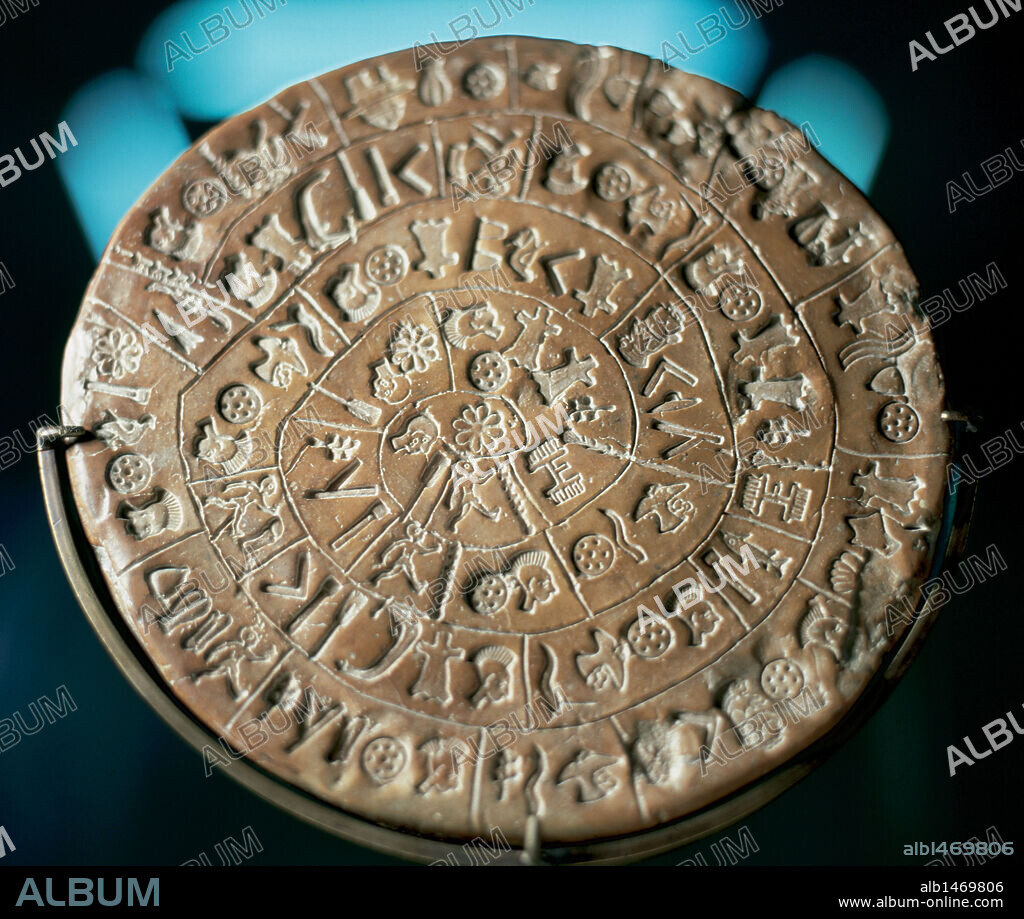 ARTE MINOICO. CRETA. DISCO DE FESTOS (O PHAISTOS). Datado h.1850-1650 aC. Terracota. Tiene 45 caracteres jeroglíficos grabados por ambas caras, junto con elementos móviles en disposición espiral, desde el exterior hacia el centro. Lado A del disco. Museo Arqueológico de Heraklio. Creta.