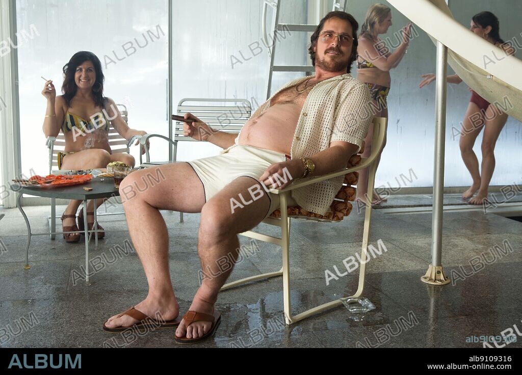 CHRISTIAN BALE en LA GRAN ESTAFA AMERICANA, 2013 (AMERICAN HUSTLE), dirigida por DAVID O. RUSSELL. Copyright ATLAS ENTERTAINMENT.