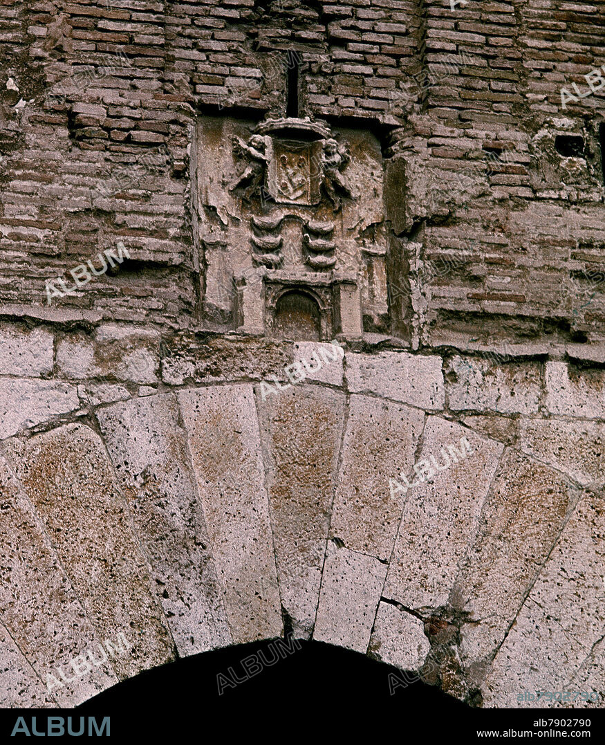 DETALLE DEL ESCUDO DE LA PUERTA ALTA DE LA MURALLA DE DAROCA - SIGLO XVI.
