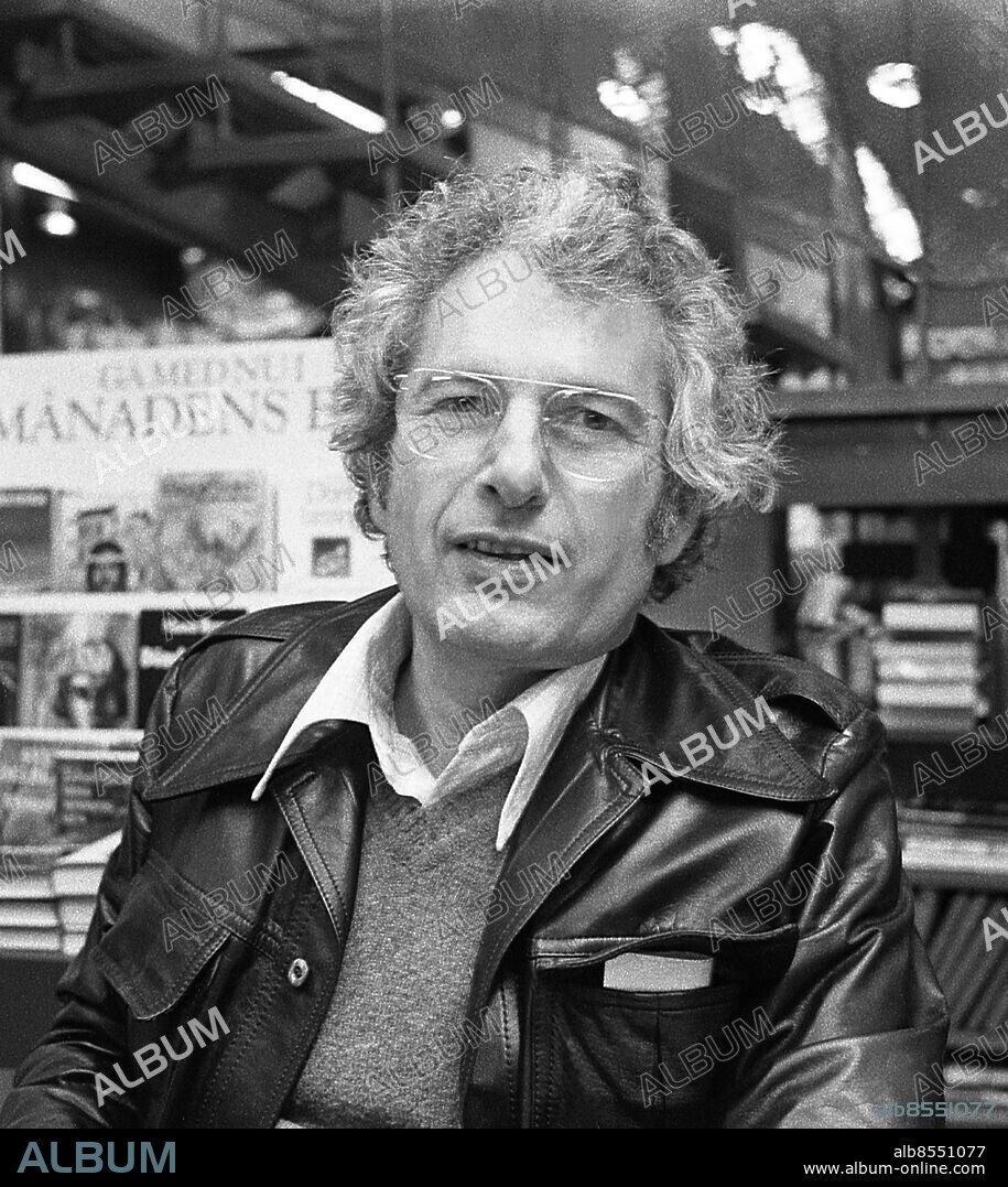 STOCKHOLM 1974-11-06. Joseph Heller Författare USA signerar böcker i Sandbergs bokhandel. Foto: Bertil Ericson / TT Historical / Kod: 1902.