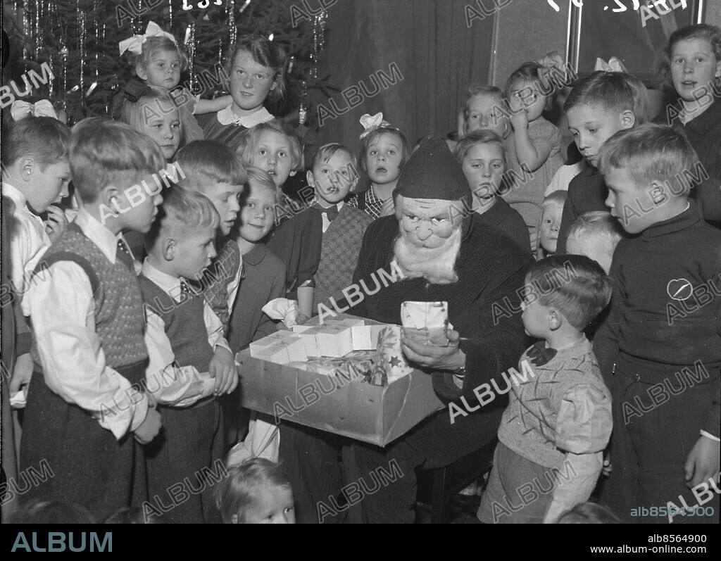 Göteborg 1939-12-17 - Tidig julfest med barn *** Local Caption *** GT Låda Krep 2010-01. KAMERAREPORTAGE.