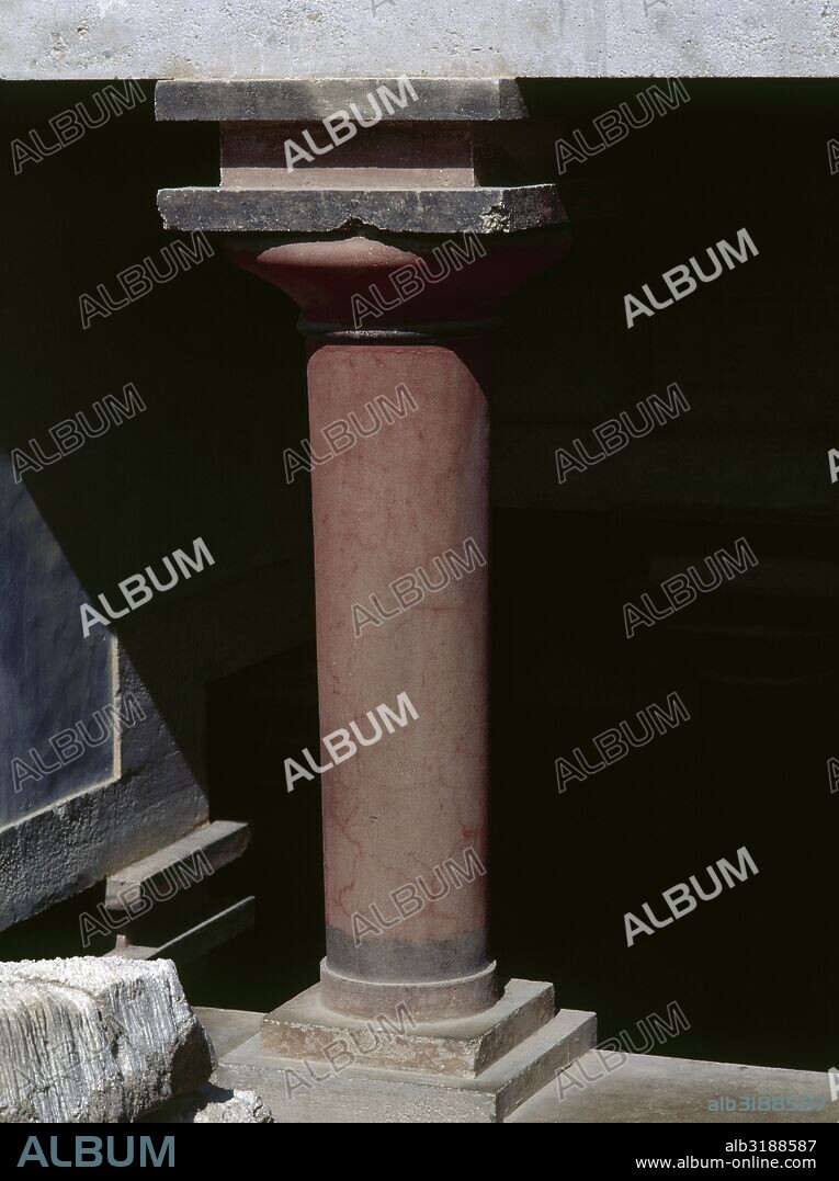 PALACIO DE KNOSSOS (1700-1450 a. C.). Vista de una COLUMNA, reconstruida por Evans. CRETA. GRECIA.