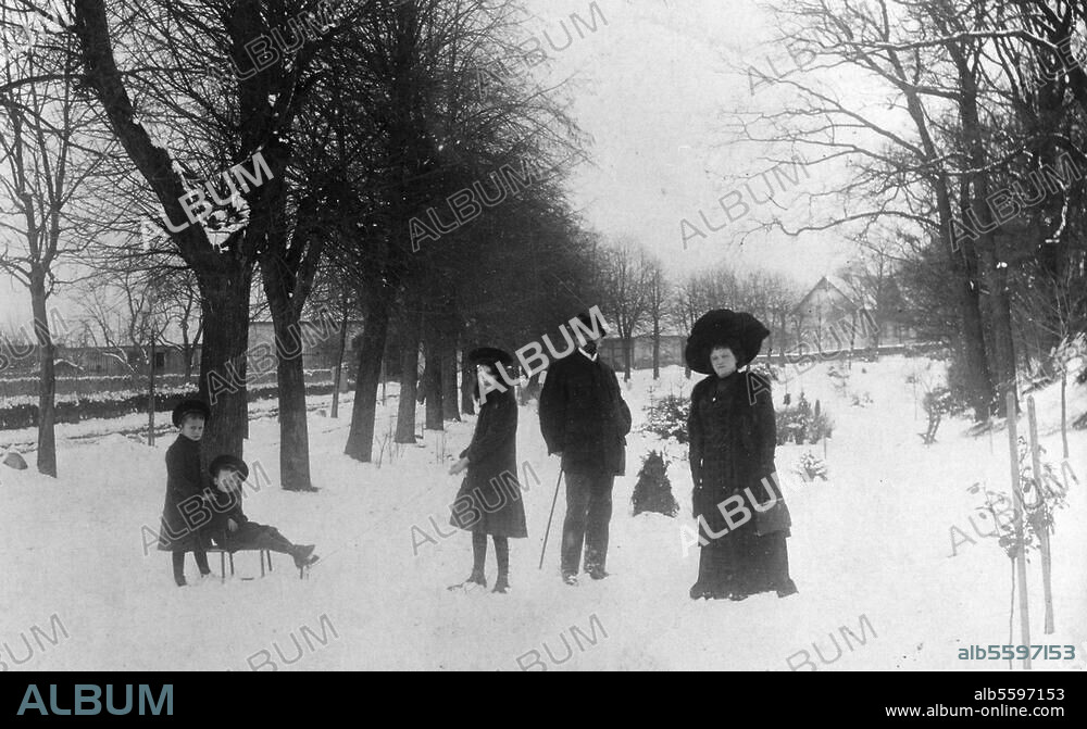Klepper, Jochen Schriftsteller, Beuthen / Oder 22.3.1903 - (Freitod). Berlin 11.12.1942. Der etwa 7-jährige Jochen Klepper mit Eltern und Geschwistern beim Spaziergang im Schnee. Fotopostkarte, um 1910.