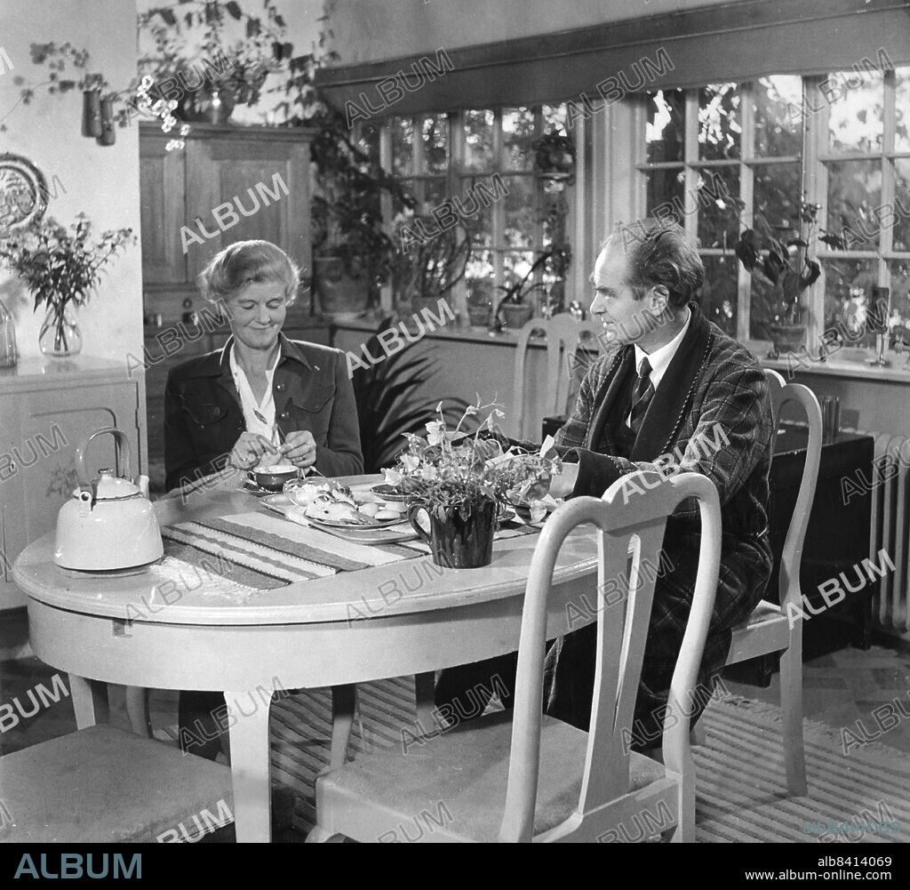 ARKIV 1948. Kaffestund hos familjen Lundegård. Erik Lundegård, 1900-82, kåsör (signaturen Eld), medarbetare i Dagens Nyheter från 1923, här i hemmet tillsammans med hustrun Karin.. Foto: DN / SCANPIX / Kod: 192 . ** SVD OUT **.