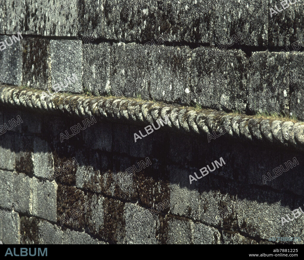 NUDO DE CUERDA DECORANDO EL MURO DE LA CATEDRAL - S XVI - ESTILO MANUELINO.