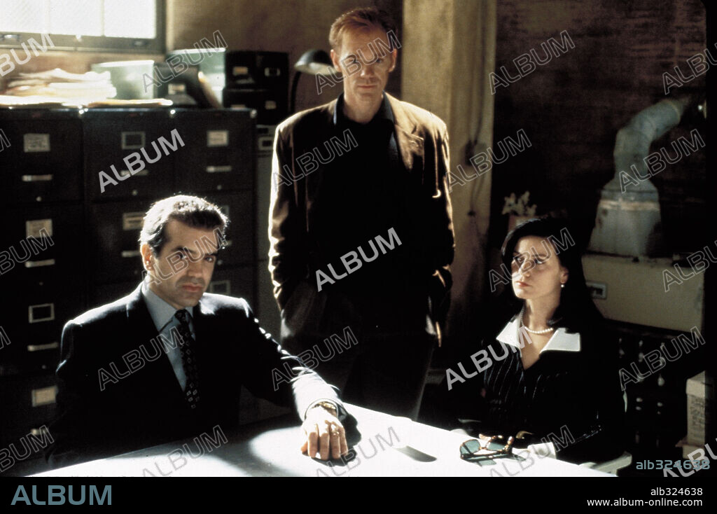 CHAZZ PALMINTERI, DAVID CARUSO and LINDA FIORENTINO in JADE, 1995, directed by WILLIAM FRIEDKIN. Copyright UNIVERSAL/PARAMOUNT/MGM / VAUGHAN, STEPHEN.