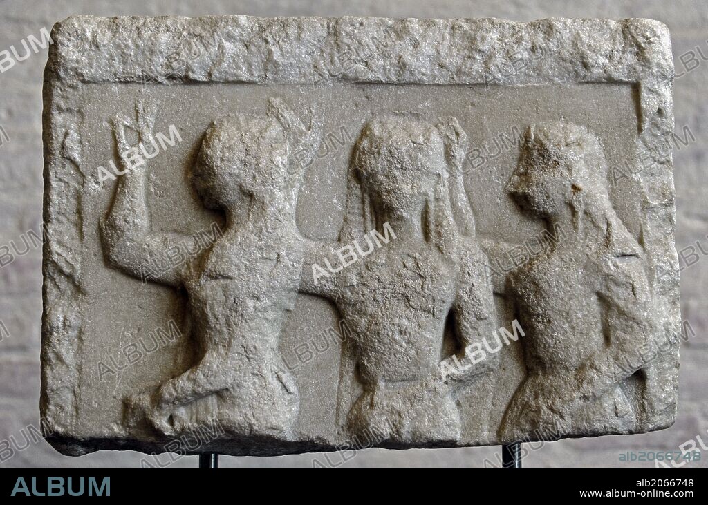 ARTE GRIEGO. ESTILO ARCAICO. GRECIA. Relieve votivo. Alrededor del 560 a. C. Tres mujeres bailarinas. "Las Gracias" (Cárites), tres diosas hermosas de la alegría, encanto y belleza. Glyptothek. Munich. Alemania. Europa.