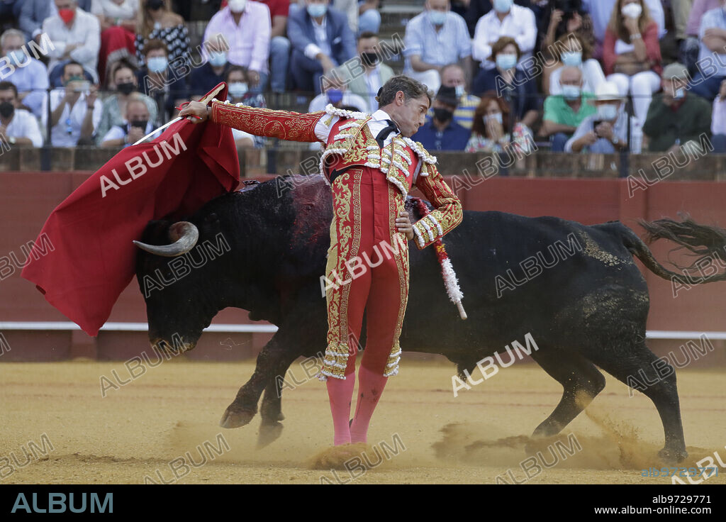 Sevilla, 03/10/2021. Corrida de toros de la Feria de San Miguel celebrada en La Maestranza, para los toreros Morante de la Puebla, Manuel Escribano y Pepe Moral. Foto: Juan Flores. ARCHSEV.