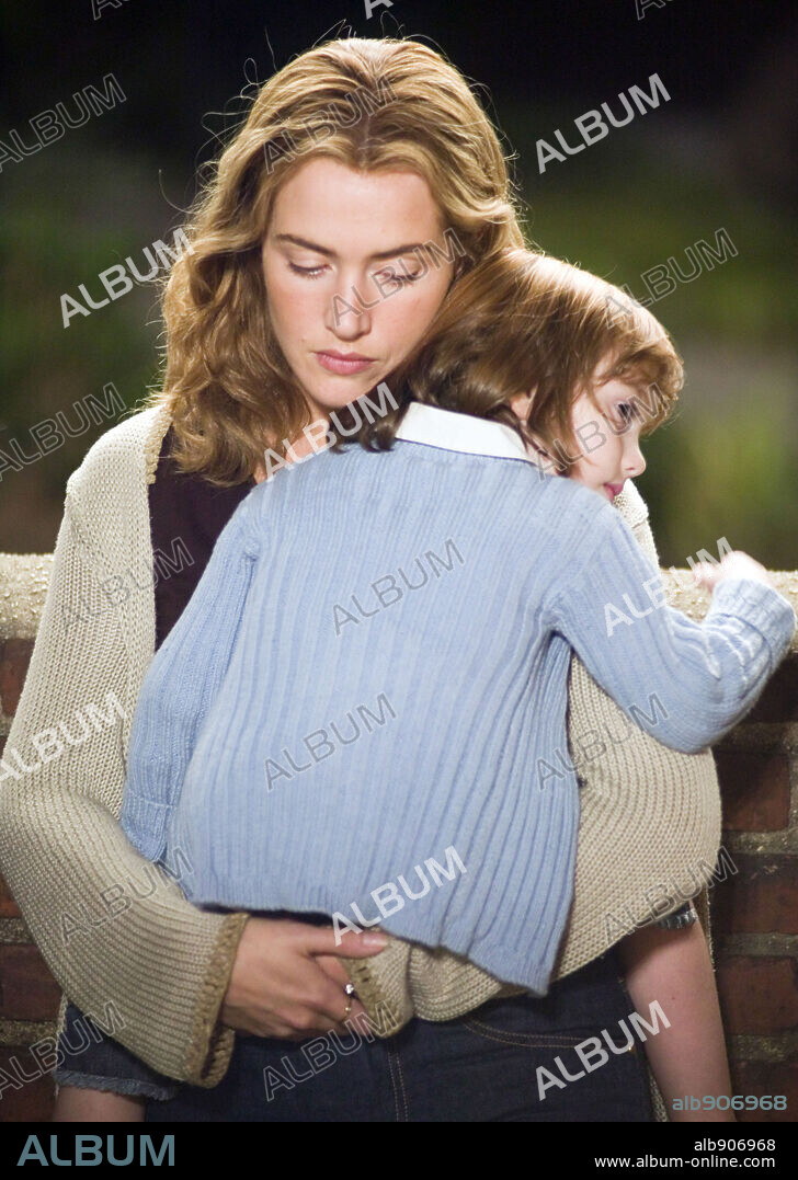 KATE WINSLET y SADIE GOLDSTEIN en JUEGOS SECRETOS [LITTLE CHILDREN], 2006 (LITTLE CHILDREN), dirigida por TODD FIELD. Copyright NEW LINE CINEMA / ZUCKERMAN, ROBERT.