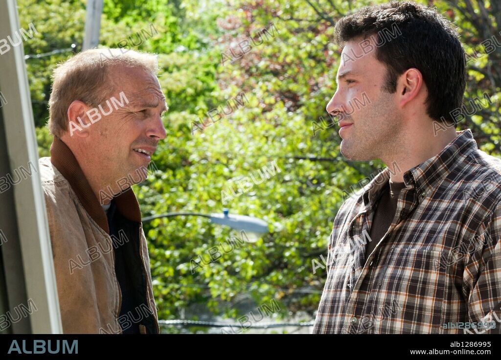 BEN AFFLECK and KEVIN COSTNER in THE COMPANY MEN, 2010, directed by JOHN WELLS. Copyright COMPANY MEN PRODUCTIONS.