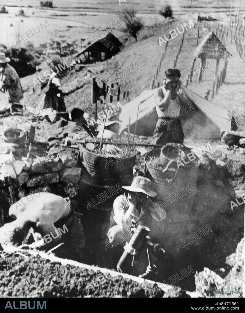 SEKLET-KRIG OCH KONFLIKTER-50.    Indokina var benämningen på den franska kolonin bestående av nuvarande Vietnam, Kambodia och Laos. Efter kriget förklarades Viietnam sig självständigt av dess ledare Ho Chi Minh. Befrielsekriget utbröt 1946 och Vietminhstyrkorna, som fick materiellt stöd av Kina, under befälhavare Giap firade stora triumfer mot de franska trupperna som stöddes av USA . 1954 föll den franska befästningen Dien Bien Phu efter en lång belägring och freds- och vapenstilleståndsavtalslöts i Paris 1956. Ett avtal som delade landet i Nord- och Sydvietnam. Här franska trupper vid granatkastare.   Foto 1954-05-07: UPI . COPYRIGHT SCANPIX SWEDEN Kod:450/9909.