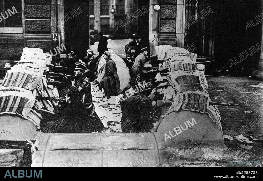 Berlin, du 5 au 15 janvier 1919. Révolte de janvier (" Révolte spartakiste "), (La révocation du préfet de police Eichhorn, USPD, le 4 janvier 1919 déclencha une émeute). Des combats de rues dans le quartier de la presse. Photo.