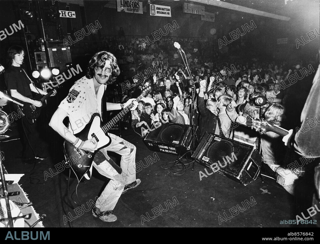 STOCKHOLM 19800927. Sångaren och basisten Per Odeltorp med artistnamnet Stig Vig i popgruppen Dag Vag på scenen 1980.. Foto: Bernt Claesson / XP / SCANPIX / kod 8. ** OUT AFTONBLADET, PUNKT SE **.