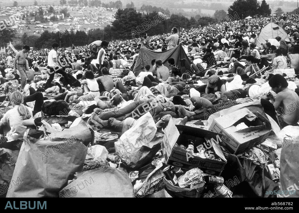 Aug 14, 1969; Bethel, NY, USA; The crowds in to the vibe at the Woodstock music festival. Mandatory Credit: Photo by Burke Uzzle / ZUMA Press. (©) Copyright 1969 by Burke Uzzle. 14/08/1969