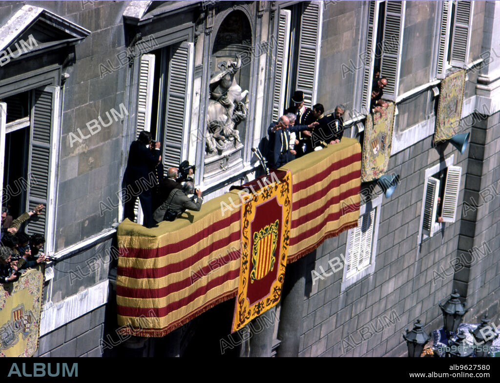 The President of the Generalitat, Josep Tarradellas on the balcony in the Plaza Sant Jaume in the nationalist demonstration of April 1978.