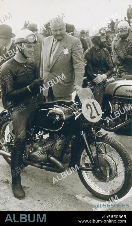 Verkehr / Motorsport / Motorradrennen. Internationale Meisterschaften auf der Rennstrecke Sachsenring, Hohenstein-Ernstthal (Sachsen, DDR) 1956: Walter Zeller auf einer BMW am Start zum Rennen der 500 ccm-Klasse. Foto. Aus einem Photoalbum "Sachsenring 1956". Frankfurt am Main, Privatsammlung.