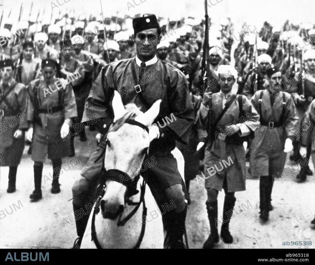 RACE, 1942 (RAZA), directed by JOSE LUIS SAENZ DE HEREDIA. Copyright CANCILLERIA DEL CONSEJO DE LA HISPANIDAD.