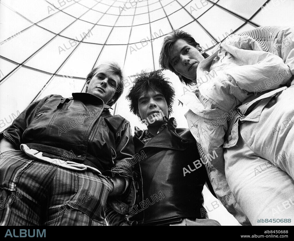 MALMÖ 1984. Alphaville är en tysk synthpopgrupp som bildades år 1983 och tog sitt namn från filmen med samma namn. De släppte sitt debutalbum Forever Young med hitsen Big in Japan, Sounds Like a Melody, och Forever Young 1984. Sångaren i gruppen är Marian Gold (som egentligen heter Hartwig Schierbaum), i mitten.. Foto: Ulf Ryd / Expressen / SCANPIX kod 38. *** BETALBILD *** AFTONBLADET OUT ***.