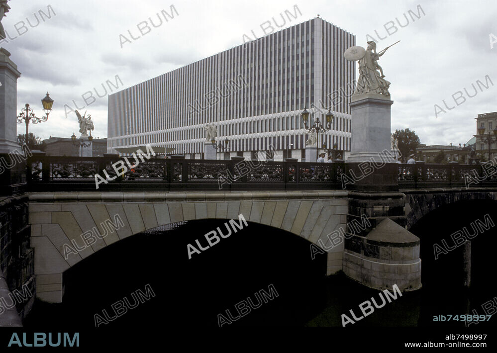 DDR, Berlin, Außenministerium, Schinkelfiguren, Schlossbruecke,  5/1985.