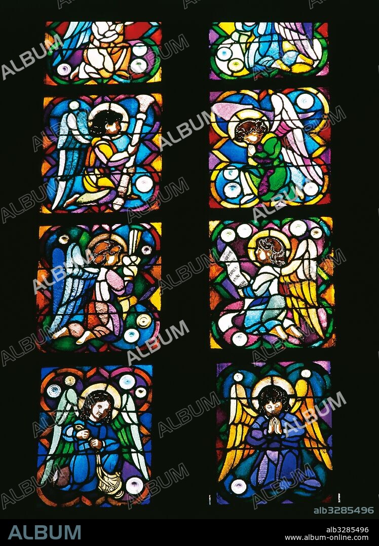 ROSETON SANCTUS. Vidriera emplomada con grisalla y amarillo de plata. Procede de las capillas de la Cripta de la Sagrada Familia. El dibujo y diseño fue realizado por Antoni GAUDI y la vidriera es atribuida a Eudald Amigó. Se representa a unos ángeles o querubines. Museo del Templo Expiatorio de la Sagrada Familia. Barcelona. Cataluña.