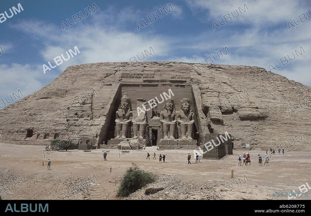COLOSOS DE LA FACHADA DEL TEMPLO DE RAMSES II CON LA NEMES Y LA DOBLE CORONA CONSTRUCCION REALIZADA EN 1284-1264 A.C DEDICADO A RA, PT.