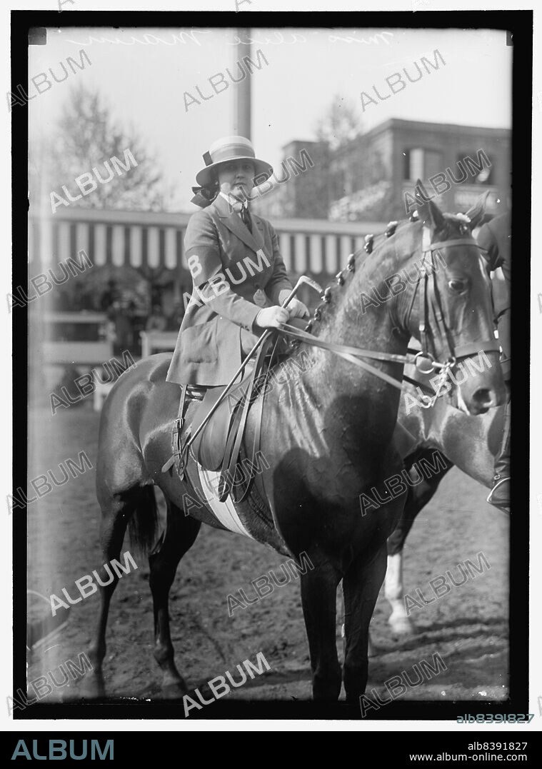 HARRIS & EWING. Horse shows, Miss Alice Munn, between 1910 and 1917. Woman riding sidesaddle.