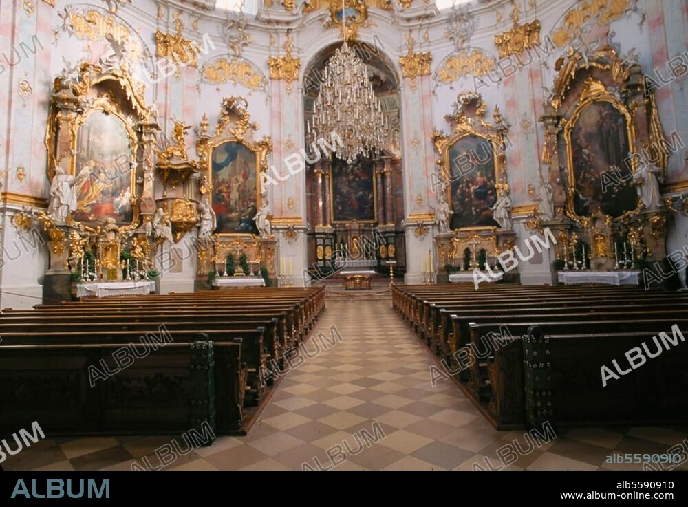 Ettal (Haute-Bavière), Abbaye bénédictine, église conventuelle Sainte-Marie et lieu de pélerinage. (noyau gothique de 1476/92 ; devenue en 1730 église baroque ; coupole 1745-52 ; architectes : Enrico Zucalli et Franz Schmuzer). Vue intérieure : le choeur. Photo.