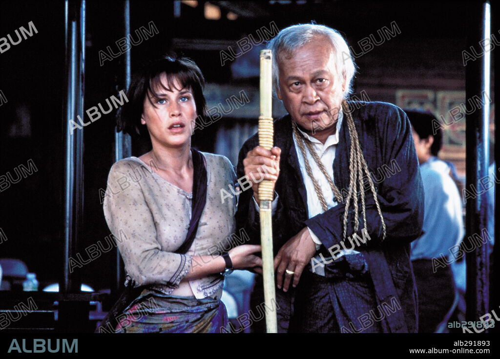 PATRICIA ARQUETTE et U AUNG KO dans BEYOND RANGOON, 1995, réalisé par JOHN BOORMAN. Copyright PLESKOW/SPIKINS / RUBENSTEIN, BILL.