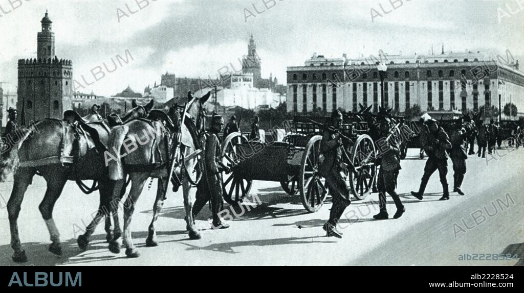 Guerra civil española (1936-1939). Zona nacional. Columna de artillería en el barrio de Triana (Sevilla).