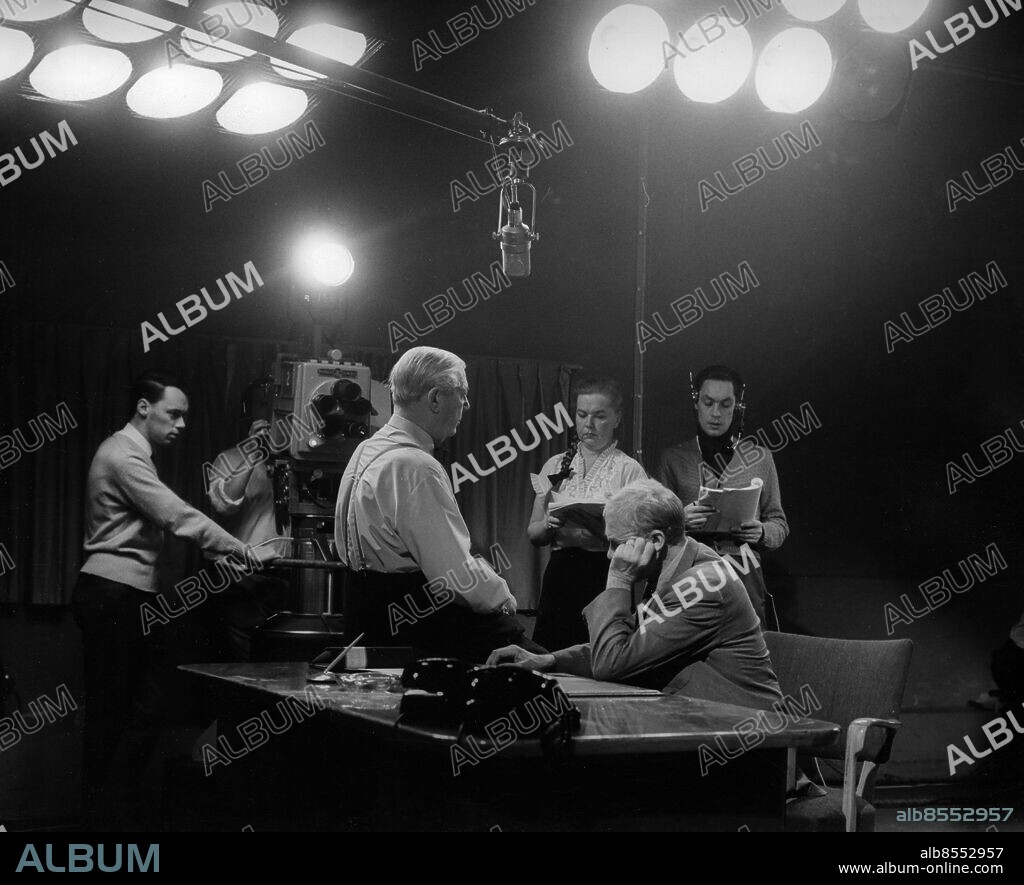ARKIV STOCKHOLM 1961. Inspelning av TV-teatern "En handelsresandes död" av Arthur Miller som sändes 1961-11-10 med bl.a. Erik "Bullen" Berglund (i mitten) och Kolbjörn Knudsen (t.h.) i rollerna. Foto: SVT Bild / Kod: 5600 RiR sv/v Mapp: TV-Teknik Inspelningar/Interiört L 18 Inspelningar Studiomiljö Strålkastare Spotlights persons: BULLEN BERGLUND;ERIK BERGLUND;KOLBJÖRN KNUDSEN sites: SVERIGE;STOCKHOLM PhotoDate:1961-??-??Bilden får endast användas i programpresenterande sammanhang. Fotografens namn, Sveriges Television samt programmets titel skall alltid anges.