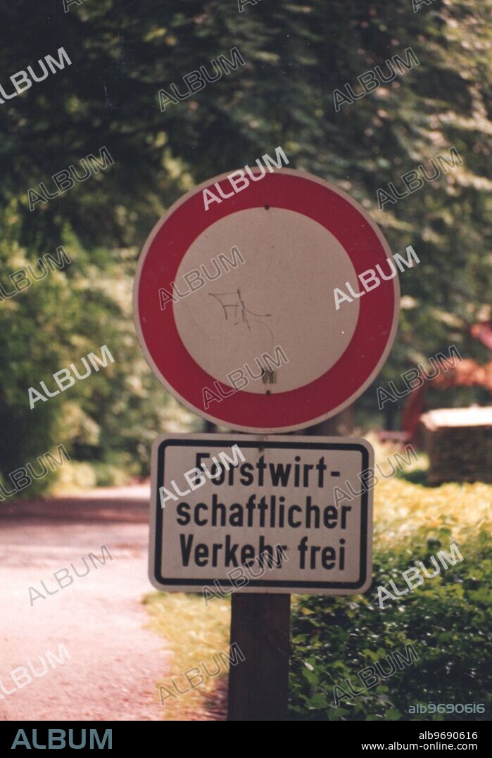 1000448 ( 1000 ) Deutschland, Verkehrszeichen, Verbot fÃr Fahrzeuge aller Art, ausgenommen forstwirtschaftlicher Verkehr. Stichworte : Forstwirtschaft, Verbotsschilder, Verkehrsschilder, Verbote. Jede Nutzung ist anzuzeigen und abzurechnen mit Archiv Feltz, Radenwisch 45, 22457 Hamburg, Tel/Fax: 040-5592530.. Germany, road sign, way forbidden for all except forest property traffic.