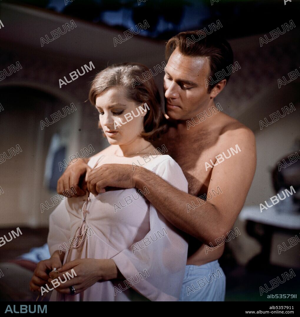 CHRISTOPHER PLUMMER y ROMY SCHNEIDER en TRIPLE CROSS-LA VERDADERA HISTORIA DE EDDIE CHAPMAN, 1966 (TRIPLE CROSS), dirigida por TERENCE YOUNG. Copyright WARNER BROS/CINEUROP.