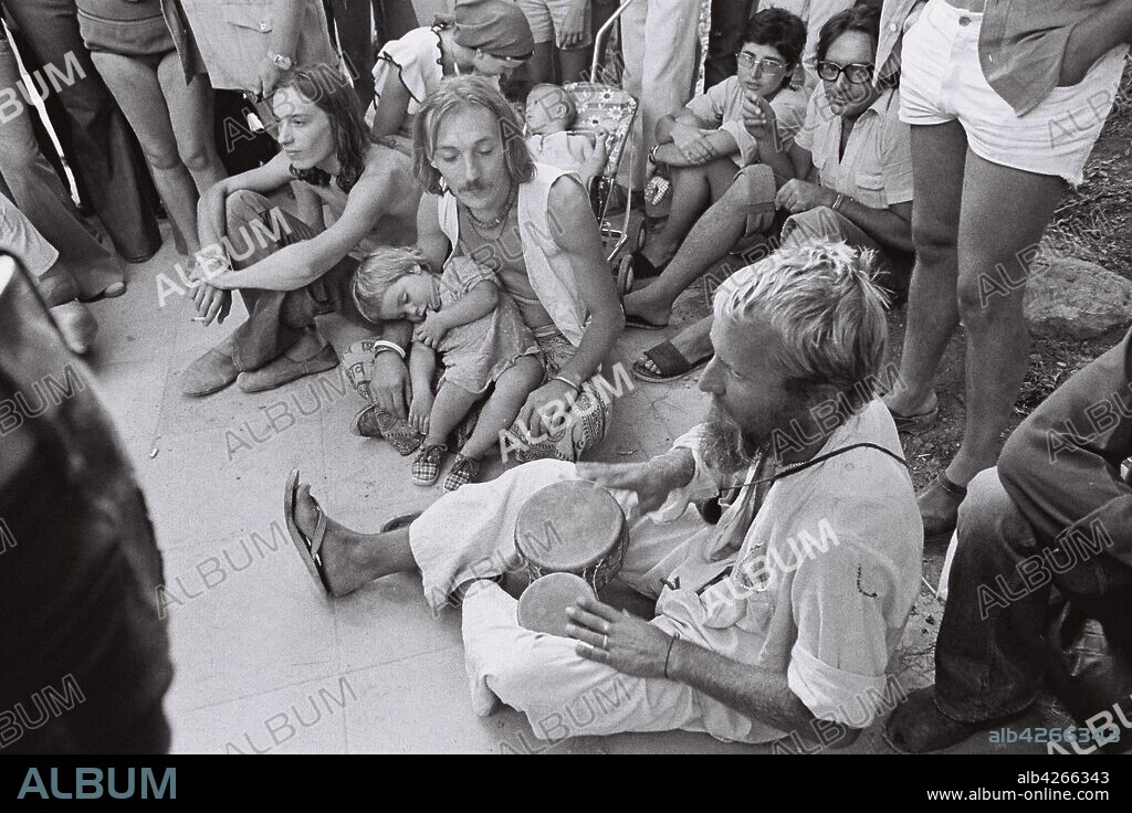 Hippie con instrumento percusion en Es Canar, Ibiza, años 70.