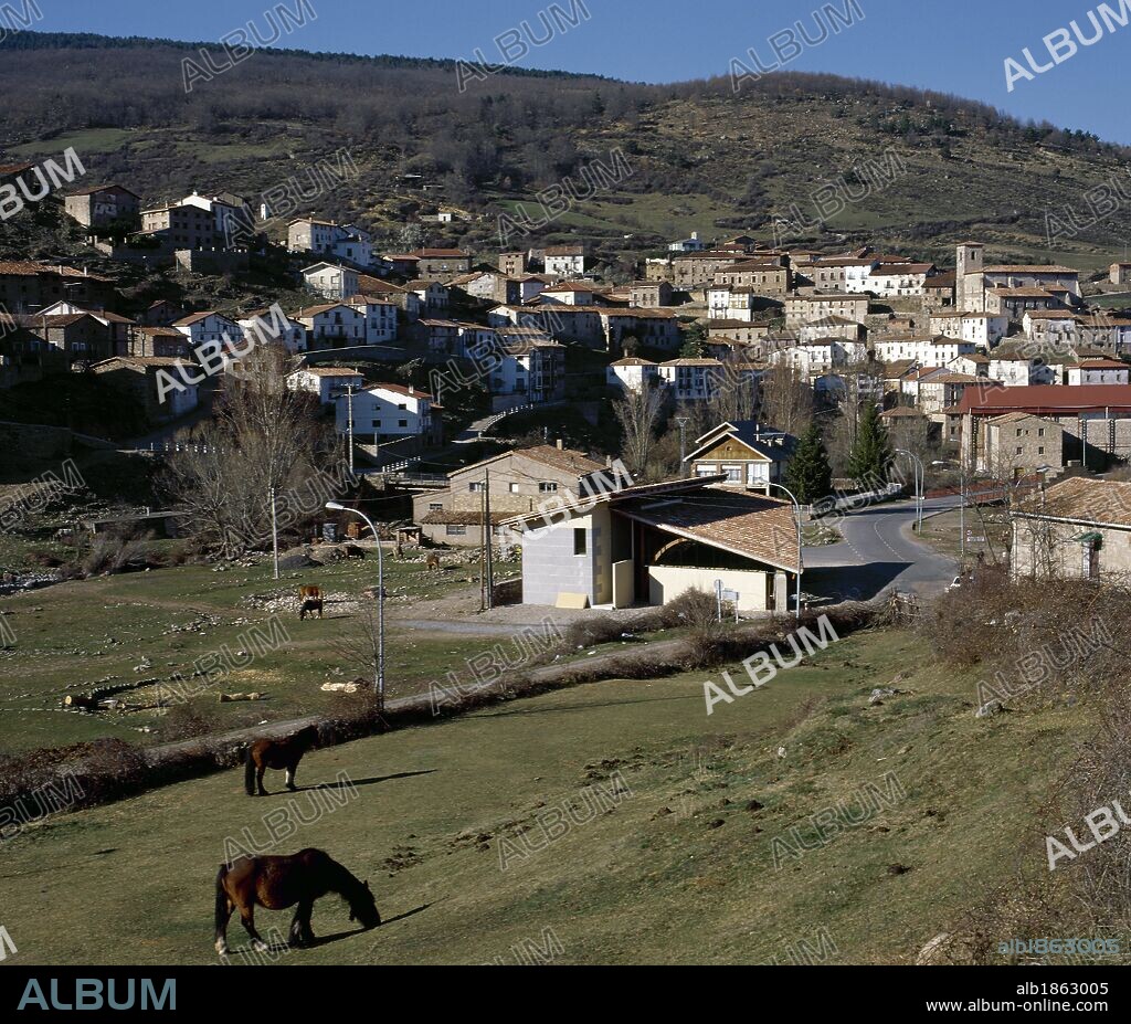 LA RIOJA. VILLOSLADA DE CAMEROS. Panorámica de la población que se encuentra en los terrenos de la Reserva Nacional de Cameros. PARQUE NATURAL SIERRA DE CEBOLLERA. Comarca de Cameros Nuevo. España.