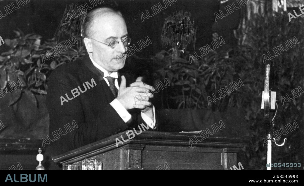 Orig. bildtext... BRÜNINGS GROSSE RUNDFUNKREDE. Reichskanzler Dr. Brüning hielt gestern abend seine grosse Rundfunkrede, in der er über die letzten Massnahmen der Reichsregierung eingehend Rechenschaft ablegte und an die Vernunft eines heden einzelnen Staatsbürgers appellierte. U.B.z. Reichskanzler Brüning vor dem Mikrofon während einer Rundfunkrede. 5.8.31 Anm. H Brüning, 1885-1970, tysk politiker under Weimarrepubliken, rikskansler 1930-1932. Agitation Knäppta händer Radiotal Tal Talare Talarstolar CD584 persons: HEINRICH BRÜNING sites: TYSKLAND;BERLIN.