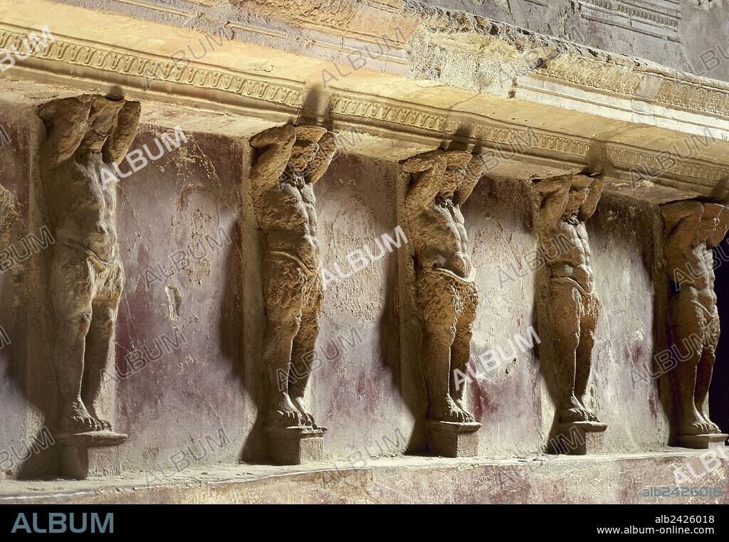 ARTE ROMANO. ITALIA. Esculturas de ATLAS o TELAMON de terracota, que decoraban el interior del "TEPIDARIUM" o sala del baño tibio de las TERMAS DEL FORO. POMPEYA. La Campania.