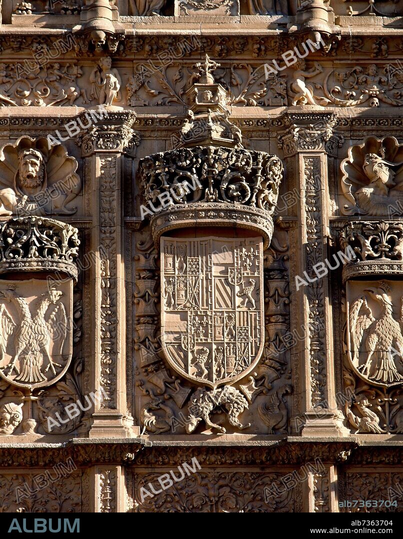 EXTERIOR-DET FACHADA LA UNIVERSIDAD-ESCUDO IMPERIAL CARLOS V.