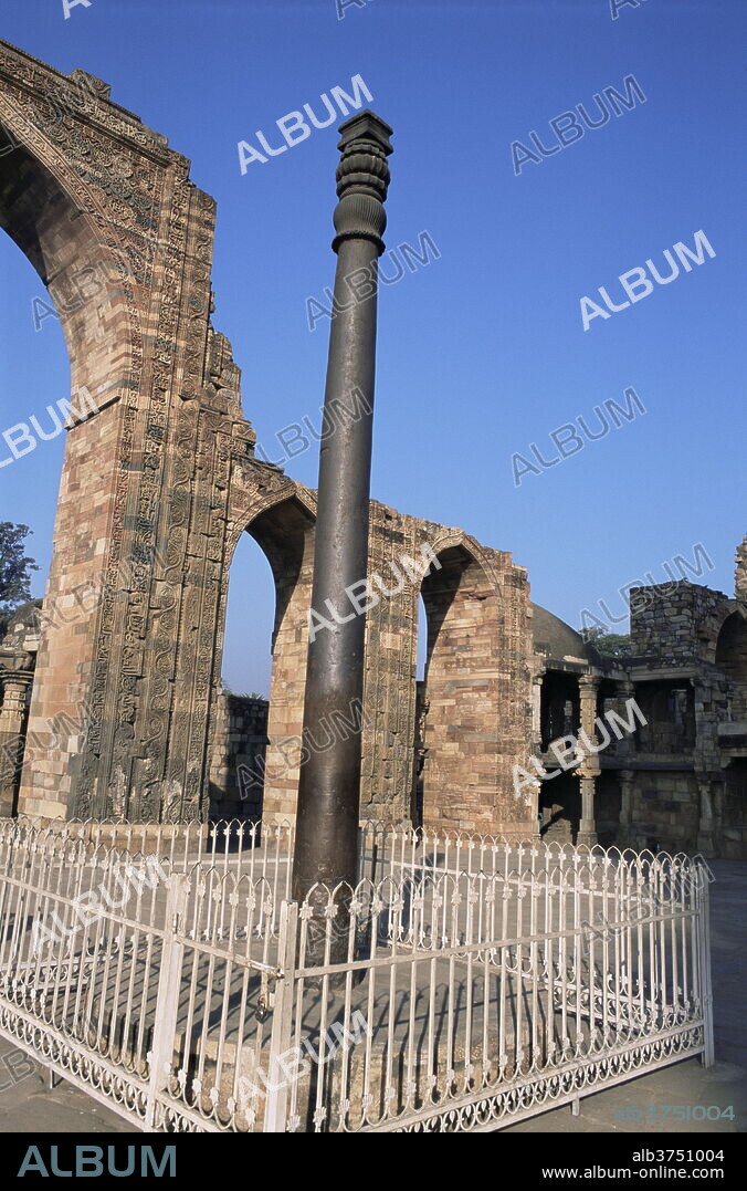 The Qutab Minar (Qutb Minar), UNESCO World Heritage Site, Lado Sarai, Delhi, India, Asia.