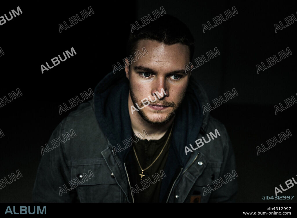 JACK REYNOR en KIN, 2018, dirigida por JONATHAN BAKER y JOSH BAKER. Copyright 21 Laps Entertainment / Lionsgate / No Trace Camping / BAKER, JONATHAN AND JOSH.