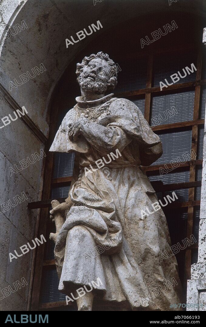ESCULTURA DE SAN FRANCISCO JAVIER EN LA FACHADA DE LA IGLESIA DE SAN FRANCISCO JAVIER DE NUEVO BAZTAN - SIGLO XVIII.